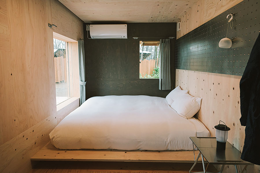 隈研吾氏と共同開発したトレーラーハウス「住箱」。室内には景色を借景のように切り取る窓が配され、自然を身近に感じられる。