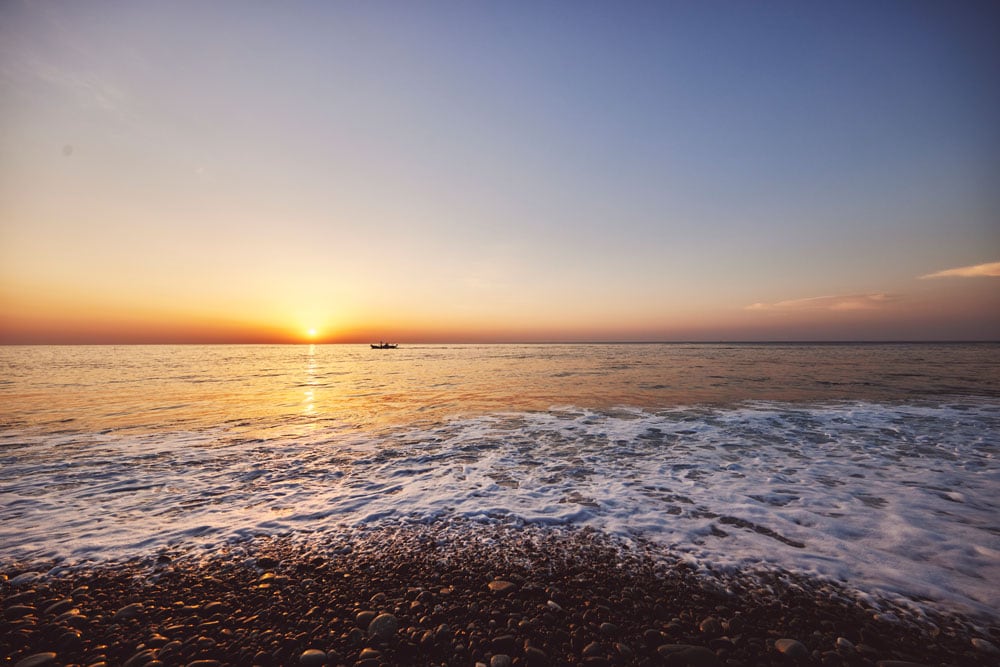 「日本の渚百選」などに選ばれている七里御浜から眺める朝日。