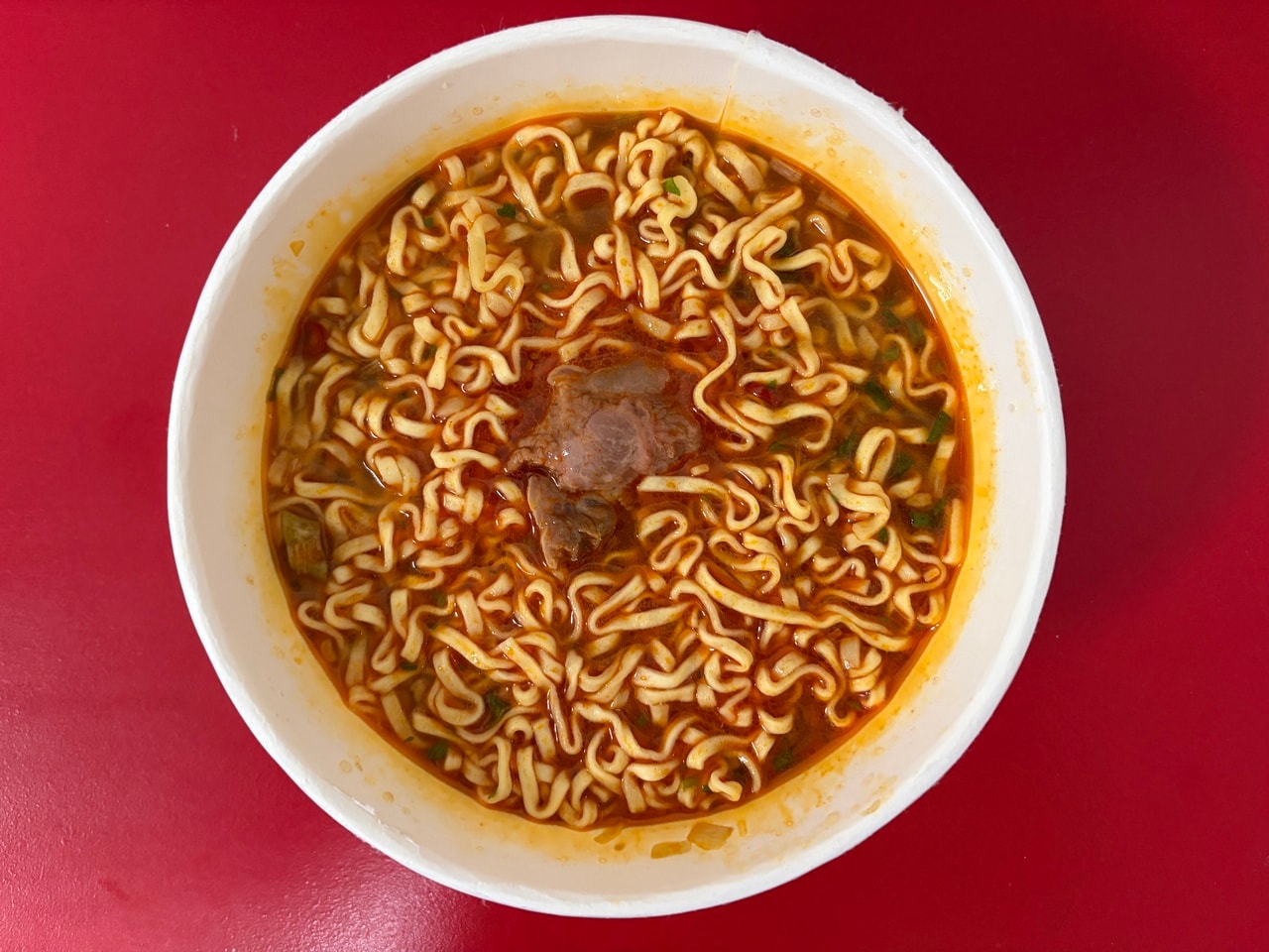 より辛くしたい場合は、内側のラインよりやや少なめの湯量がおすすめ。ひと口目はそれほど辛く感じなくても、あとからじわじわと辛さがきます。