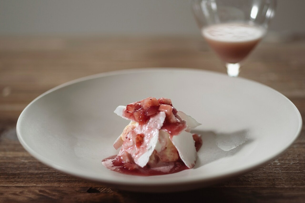 お米をミルクで炊くフランスの家庭料理「リオレ」。マスカルポーネチーズとガンジー牛乳のアイスクリームの下には、甘酸っぱいルバーブのコンフィチュールが。