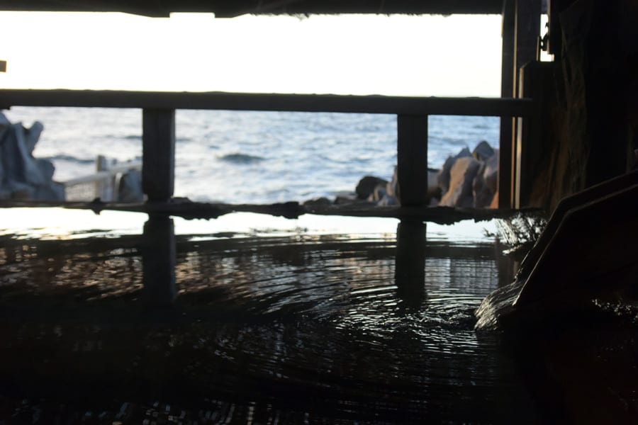 万葉の昔からある、崎の湯。海に面したシチュエーションもポイントです。