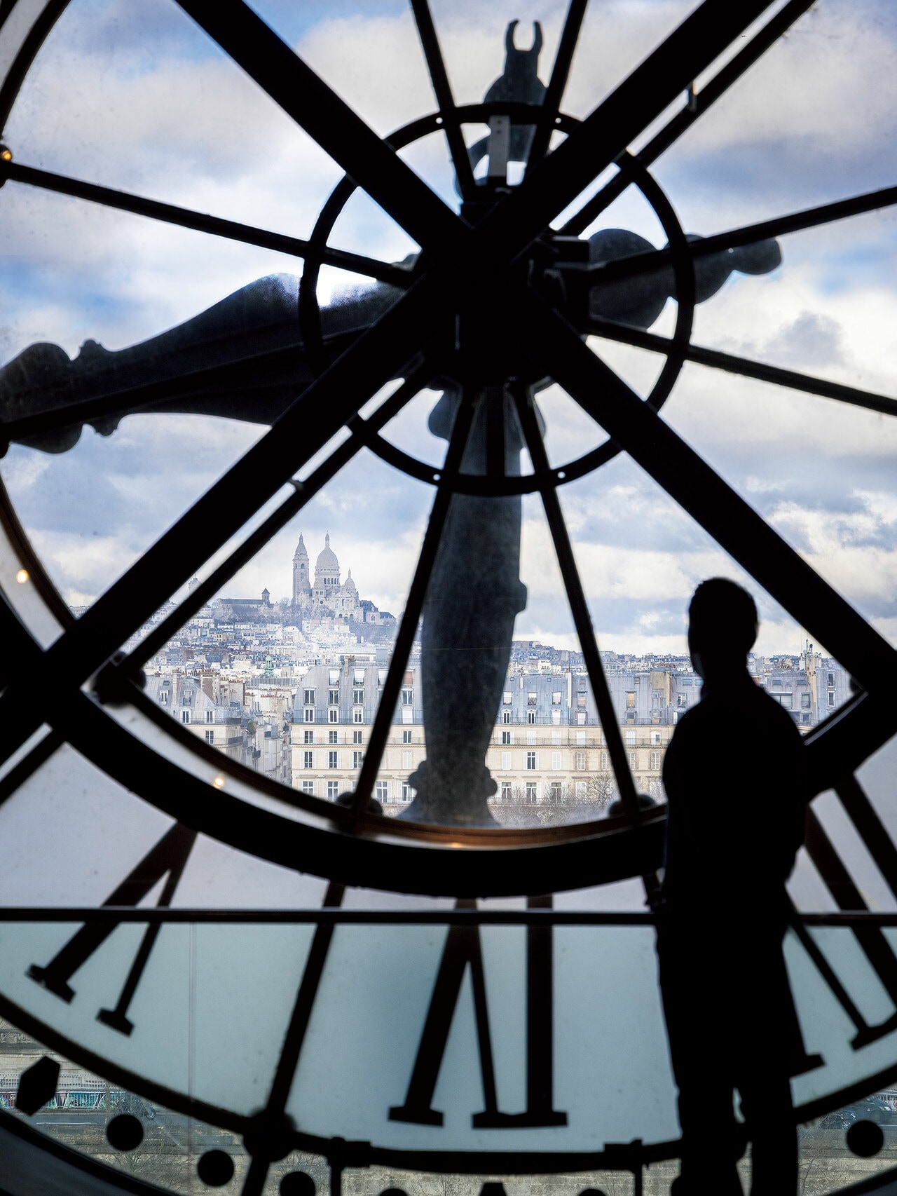 印象派展示室へ向かう途中にある見事な大時計は美術館のシンボル。ガラス越しに見えているのは、モンマルトルの丘。