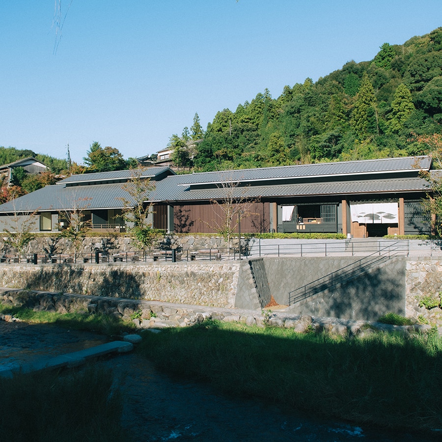 昔からそこにあるかのように、温泉街の風景になじんでいる宿。