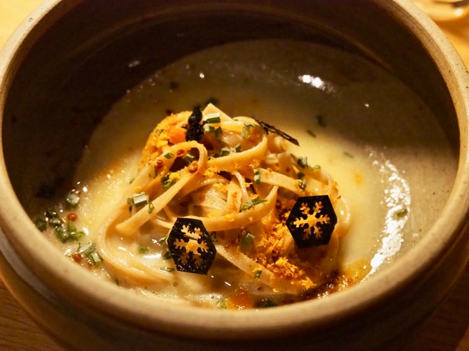 「自家製からすみの手打ちパスタ」。打ち粉を使用せず水分量を調節して作る自家製パスタは、お蕎麦のような独特の食感が楽しめる。