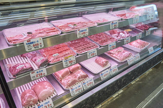 牛スネやネット付ローストポーク、ポークスペアリブ、迫力あるブロック肉も店頭に並んでいる。