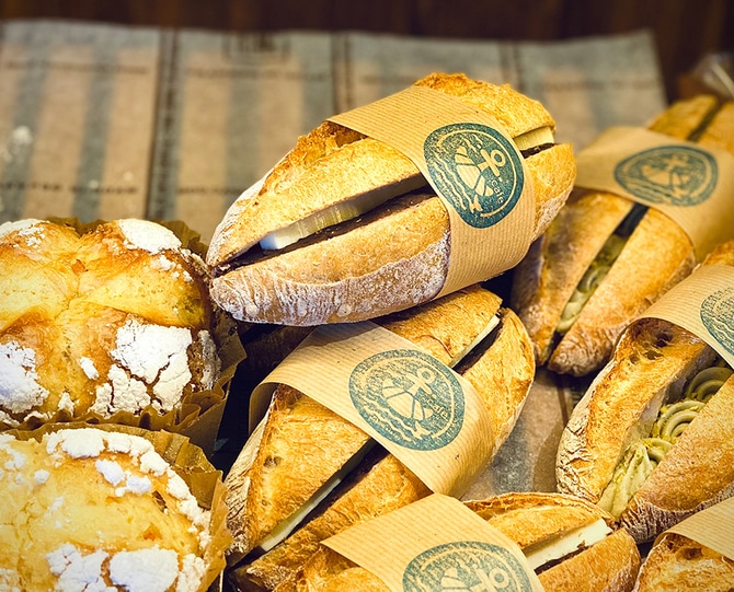 ルヴァン種、低温長時間発酵のバケットに、あんバターやピスタチオのクリームを挟んだプチバケットもおすすめ。