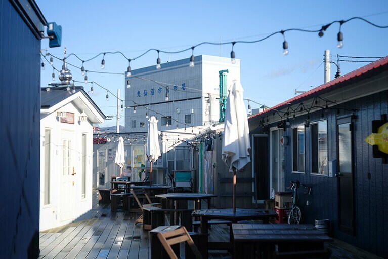 天気がよければ、外のテラス席でごはんを食べても。