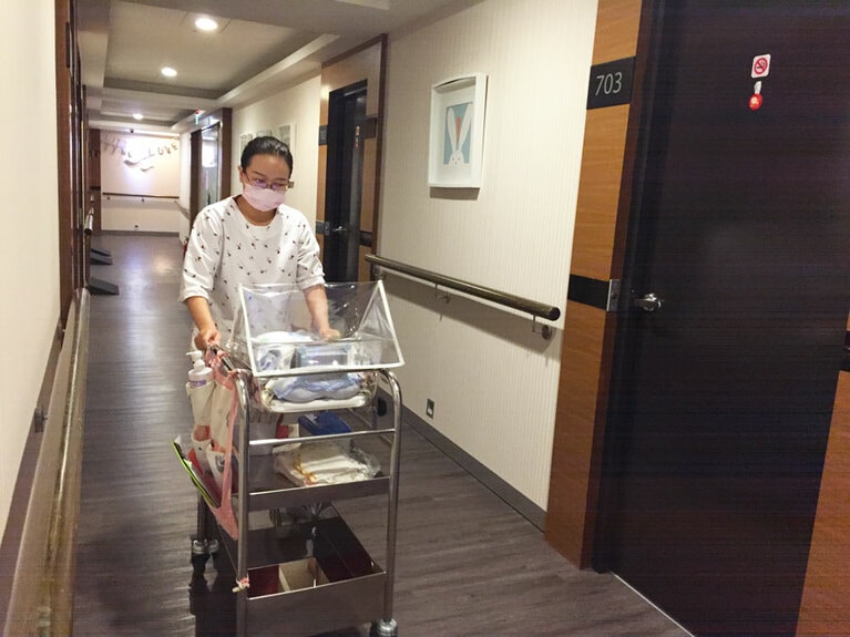 授乳時間になると赤ちゃんを部屋まで送り届けてくれる。