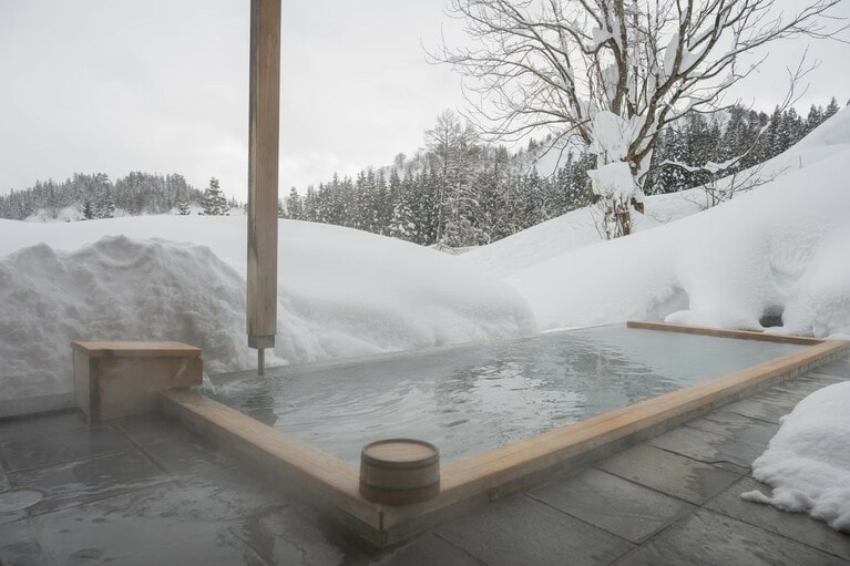 源泉は大沢山温泉。四季折々の景色とともにくつろぎのひとときを。