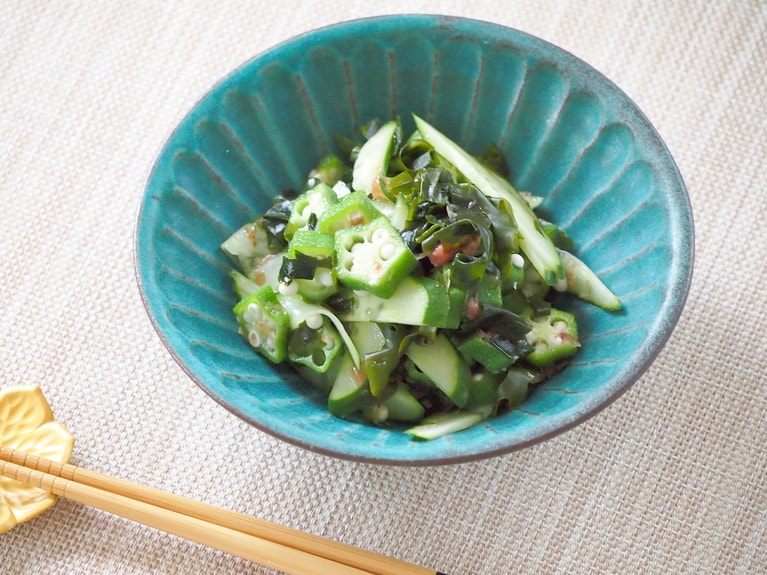 米酢、塩で味を整え、器に盛り付ける。