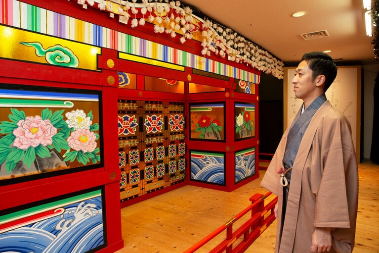 トークショーにも使用される展示室内の舞台は、2010年に解体された旧歌舞伎座で使用されていた舞台の板を使用。Photo：Tadashi Shirasawa