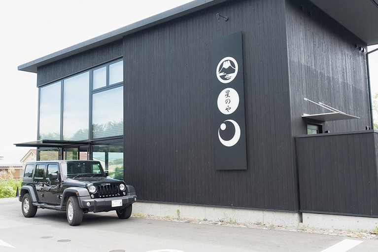 河口湖駅から「星のや富士」まで車で約20分。レセプションで専用車に乗り換え客室へ向かう。