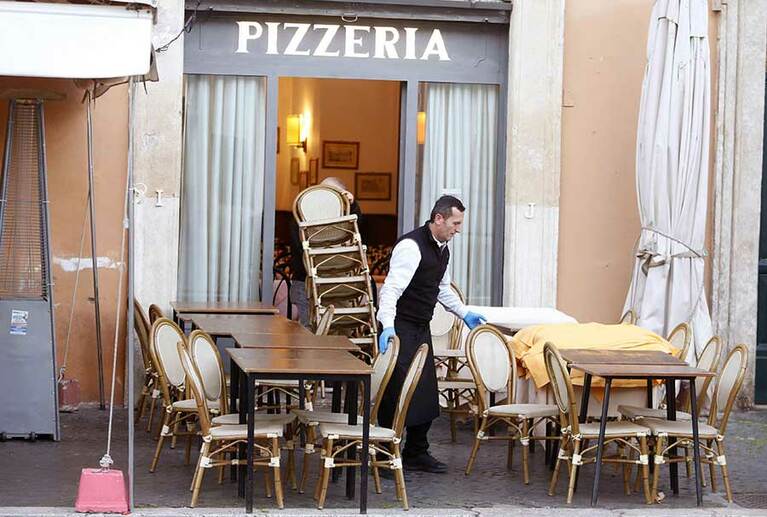 新型コロナウイルスの影響で店を閉める従業員。イタリア政府が全土でレストランや喫茶店など全面閉鎖を発表。 ©ゲッティ＝共同
