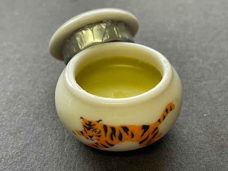 虎の模様の壺入りのバームは、保湿はもちろん邪気払いの効果も。