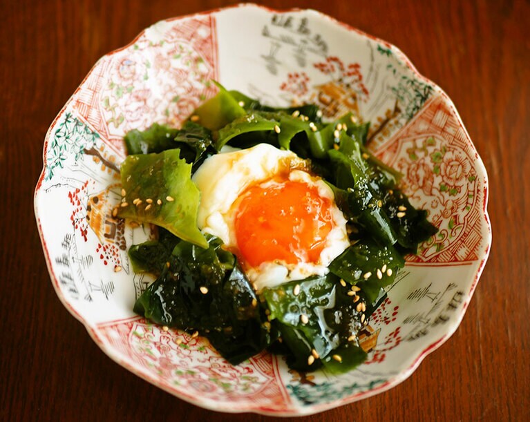 ワカメに温泉玉子をのせて好みのドレッシングかポン酢でもかければ、ちょっとした一品に。