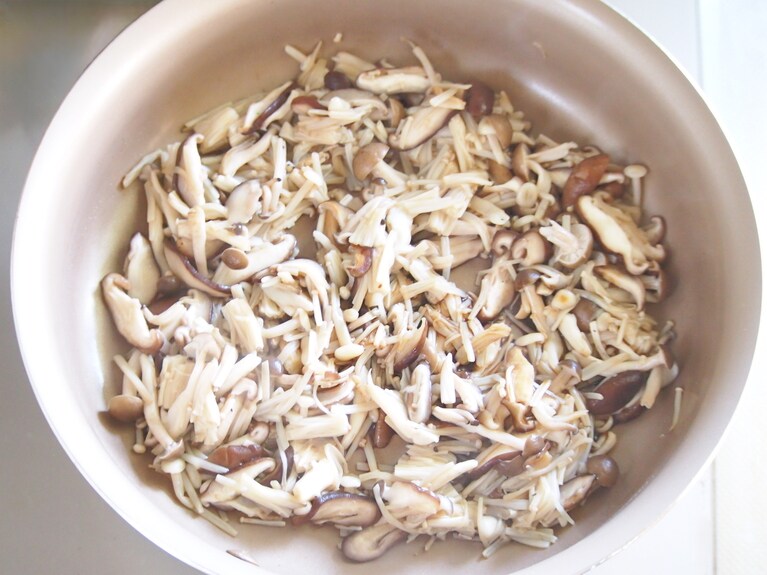 きのこ類がしんなりしてきたら＜調味料＞を入れて味を整える。