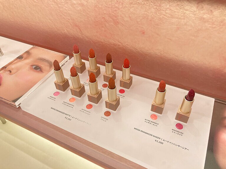 なめらかな塗り心地とで人気のムードインハンサーマット(左)とムードインハンサーシアー(右)。重ねるほど唇に深みをくれる色が揃います。各2,350円。
