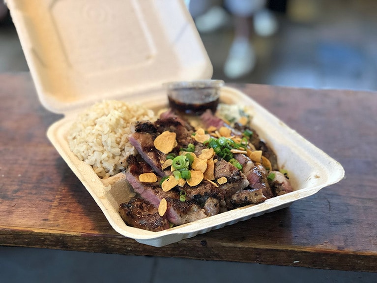 「パイオニア・サルーン」リブアイステーキ 15ドル。しそわかめや玄米などライスも選べます。