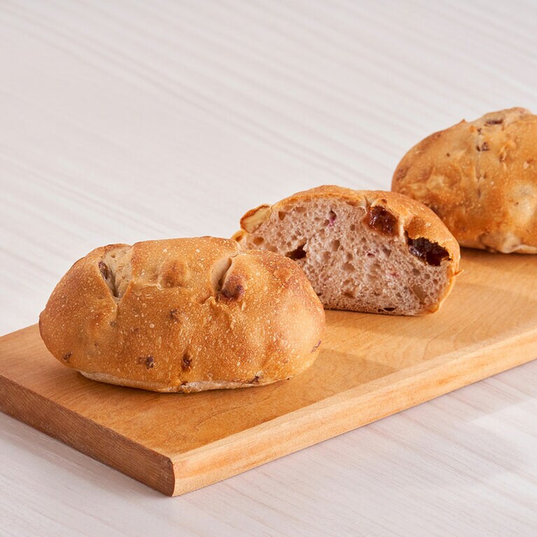 苗栗県大湖産のドライストロベリーとクルミ入り。