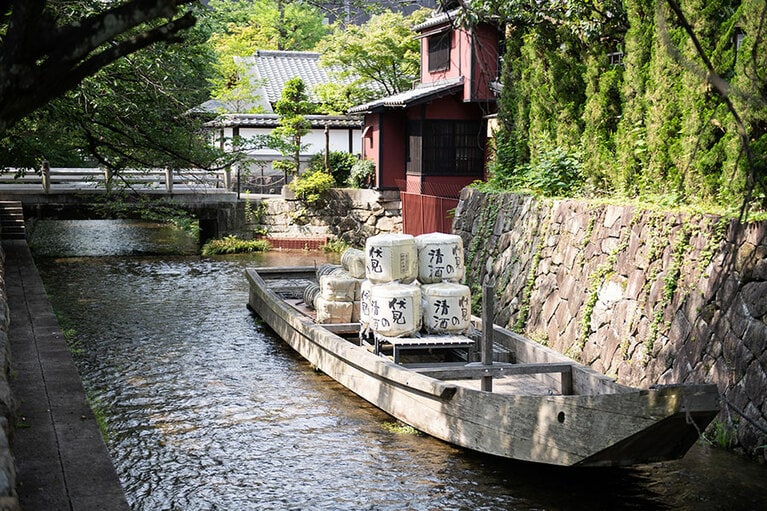 スタート地点の「一之船入」には、伏見の酒樽を積んだ高瀬舟(復元)が展示されている。