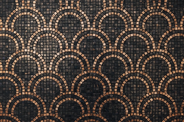 ロビーへと続く40階のコリドーの壁面を彩るモザイクは、青海波の文様に影響を受けている。