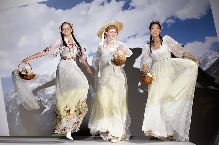 左：ドレス 308,000円(レンタル価格)／コスタレロス(クリオマリアージュ)、ニット帽 34,100円／ミカエラ ビュルガー(三喜商事)、ブーツ 195,800円／ジミー チュウ カゴの中のベール／スタイリスト私物
中：ドレス 352,000円(レンタル価格)／ミュベール×クリオマリアージュ、イヤリング 14,850円／タマラ、帽子 20,900円(レンタル価格)／カシラブライダル×クリオマリアージュ(すべてクリオマリアージュ)、パンプス 227,700円／ジミー チュウ
右：ドレス 308,000円(レンタル価格)／ハツコ エンドウ ウェディングス 銀座、ヘッドドレス 20,350円／カシラ ブライダル(CA4LA プレスルーム)　サンダル 119,900円／セルジオ ロッシ(セルジオ ロッシ カスタマーサービス)