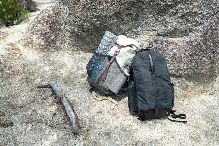 ザックにアイテムを詰め込んで、出かけよう。（左）ザック27,500円／クレッタルムーセン（スプートニク）、（右）ザック18,150円／スーリー（ゼット株式会社）