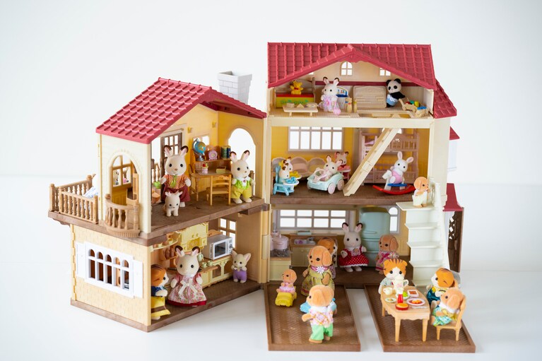 「赤い屋根の大きなおうち-屋根裏はひみつのお部屋-」（9,999円）にフィギュア、家具を配置した参考ディスプレイ。このワンサカ状態はファンにとってのドリームハウスですね！