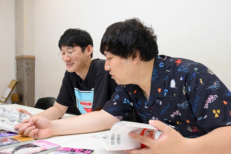 インタビューに答えてくれた、ロングコートダディのおふたり。