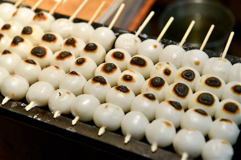 【尾道さくら茶屋】特製の焼き団子も人気！ 1本 152円(イ ートインの場合)。