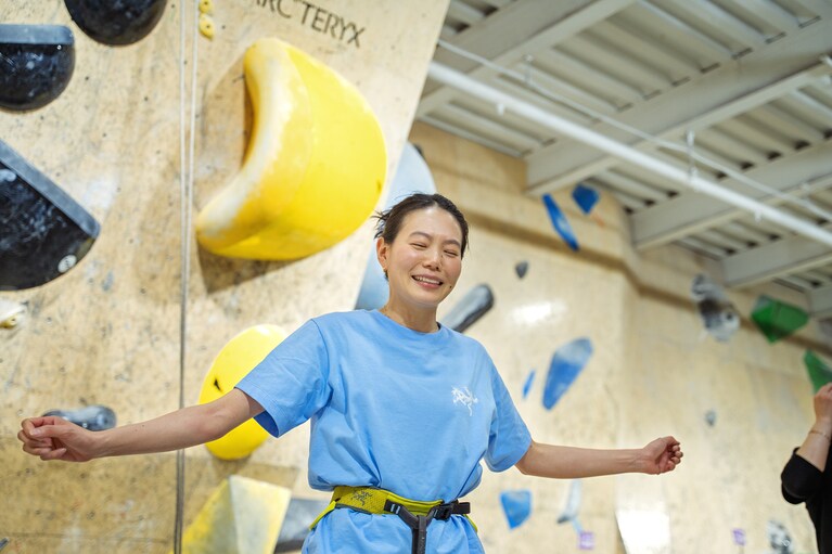 アークテリクスの原点でもあるクライミングハーネスを着用してトップロープクライミングの挑戦にちょっと緊張の奈衣瑠さん。安全性と動きやすさに長けたハーネスはザックなどのアークテリクスの他の商品設計にも活かされている。
