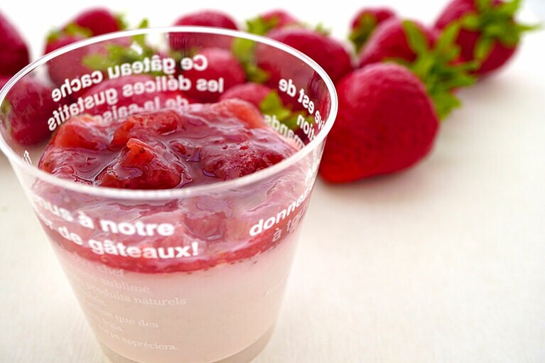 成城石井自家製 佐賀県産いちごさんのミルクプリン 1個 323円。