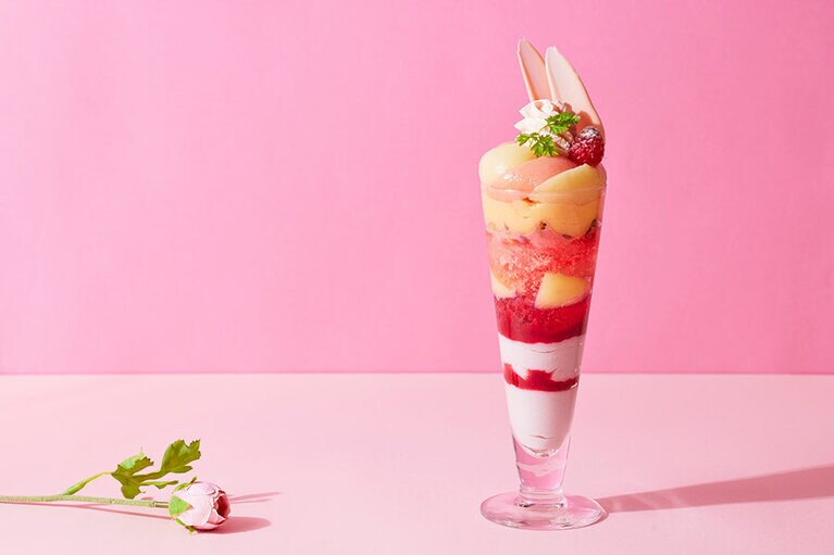 1日10食限定、桃をまるごと1個使用したご褒美パフェ「Color Parfait ～Pink～」2,800 円（税・サ込）。