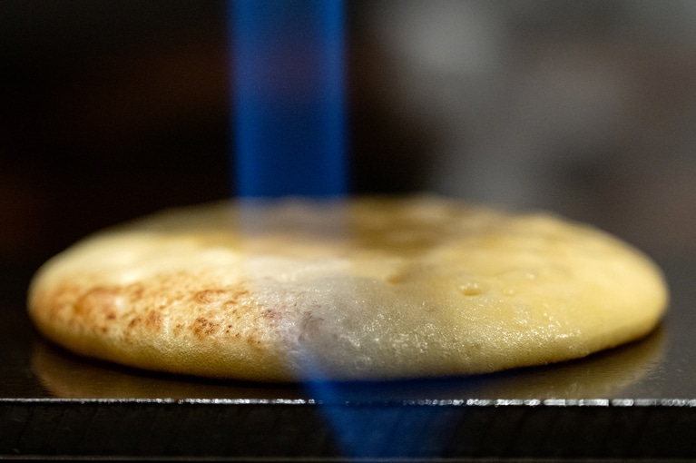 「焼きたて 夜半の月」。