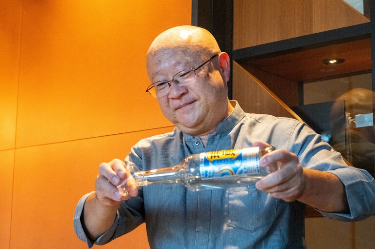 軽快なトークで楽しませてくれる泡盛コンシェルジュ、宮崎さん。