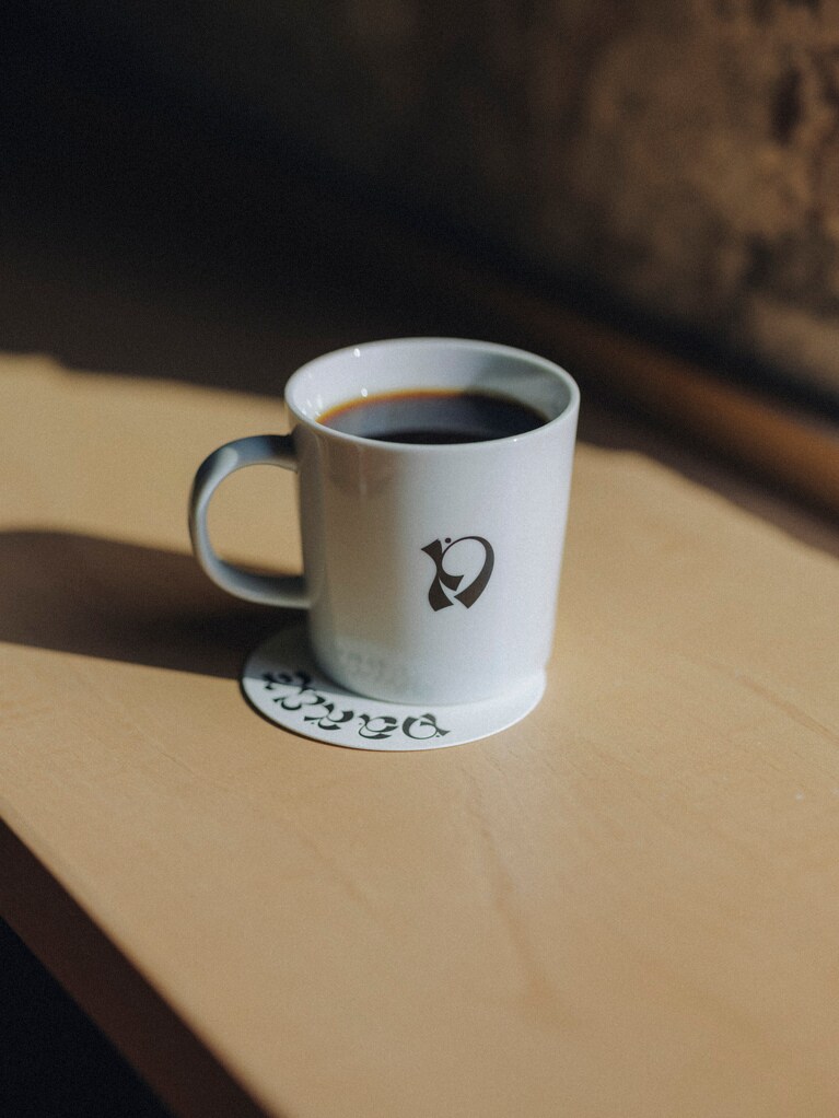 オリジナルマグカップで供される「ダンスブレンドコーヒー」600円。目黒のコーヒーロースターSWITCH COFFEE TOKYOの豆を使用。