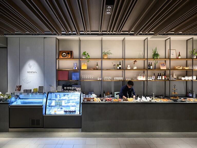 焼き菓子やパンの並ぶカウンターは、夜になると角打ちスタンドに変貌。