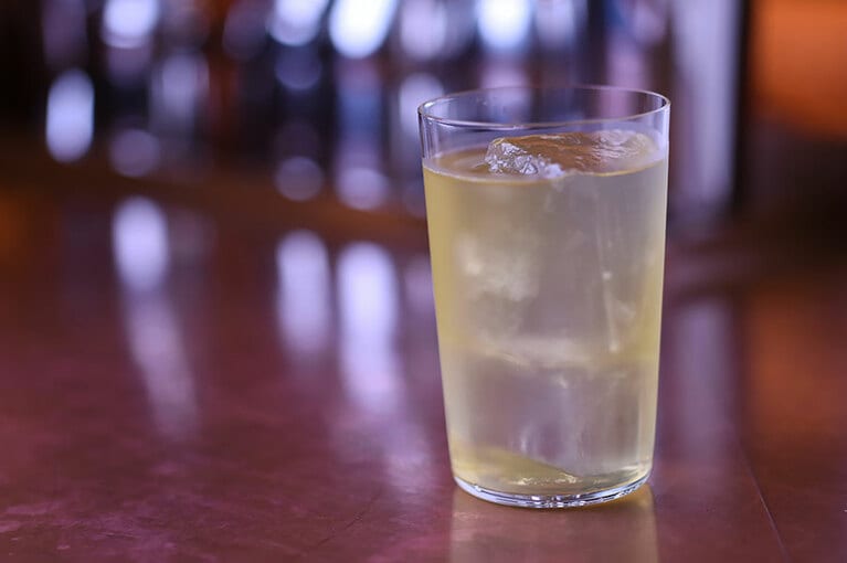 『茶割』1,200円。ウォッカベースに水出しの玉露、和三盆を加えたカクテル。茶葉の持つ上品で柔らかな甘みが感じられ、優しい口当たり。まさに「がぶがぶ飲む」のに最適。