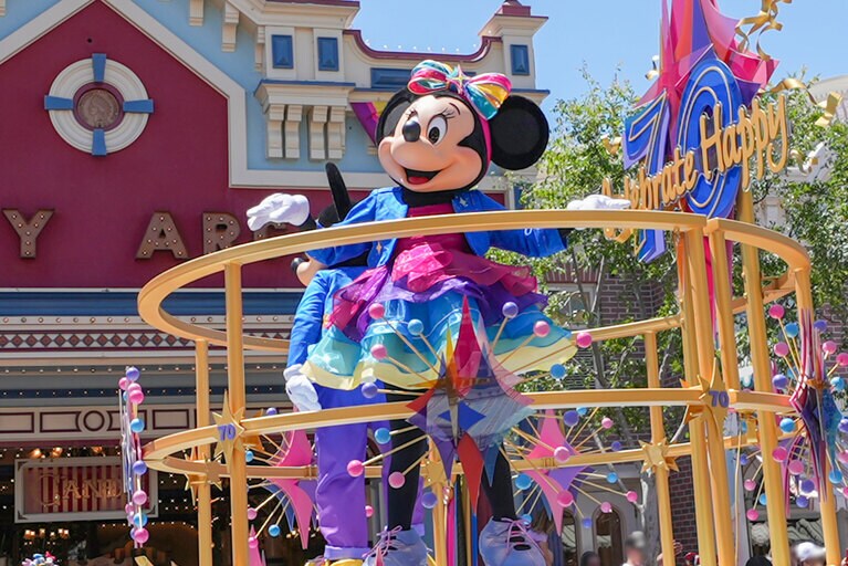 ミニーマウスの華やかなスカートにもご注目！