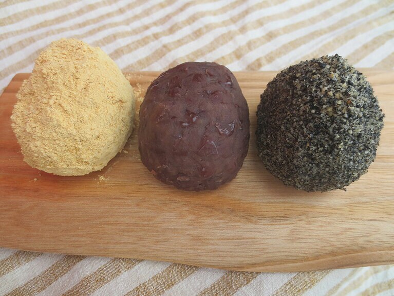「おはぎ」は、つぶ餡ときなこ、黒ごまの3種類。3個 480円、2個 320円。