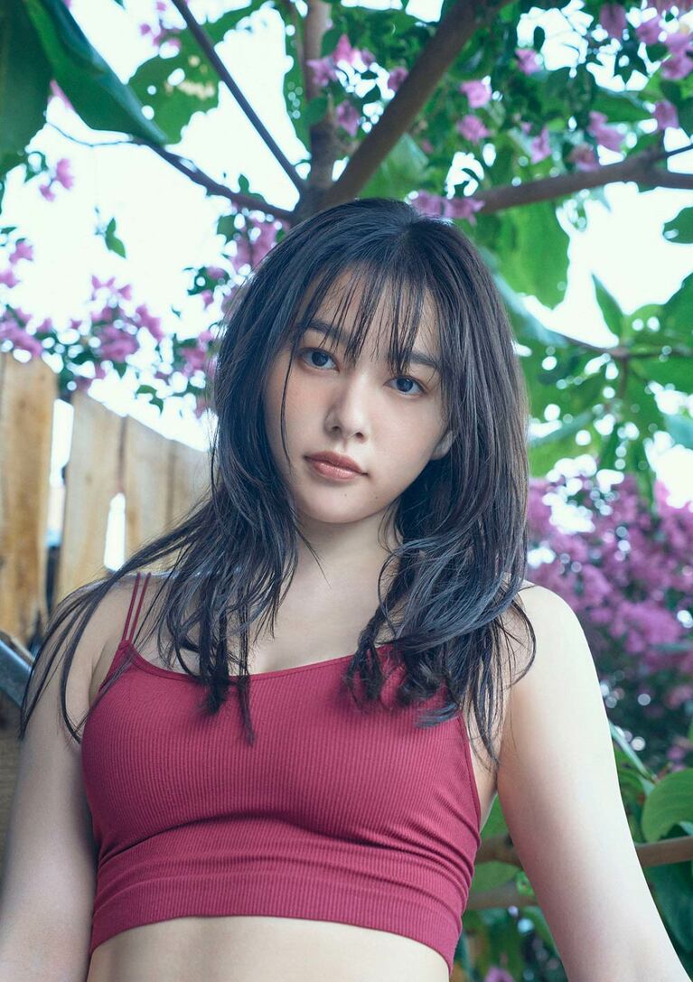 残り3枚…大胆なショットも披露（『桜井日奈子10周年記念写真集 鴇色』プレスリリースより）
