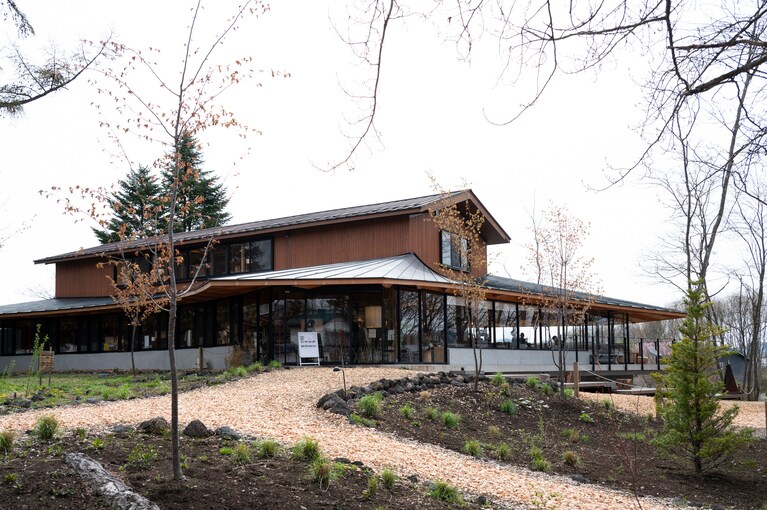 新緑に包まれながら香りと向き合う。移動する店舗ならではの「ル ラボ オン ウィールズ」を軽井沢で体験