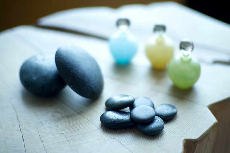 江戸の人々がカイロのように使った温石(温めた玄武岩)でリラックス。