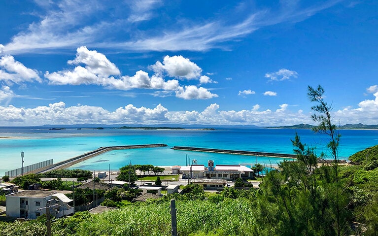 那覇からさらに陸路とフェリー、アクセスが面倒な分、到着した時の嬉しさも倍増。©伊平屋島観光協会