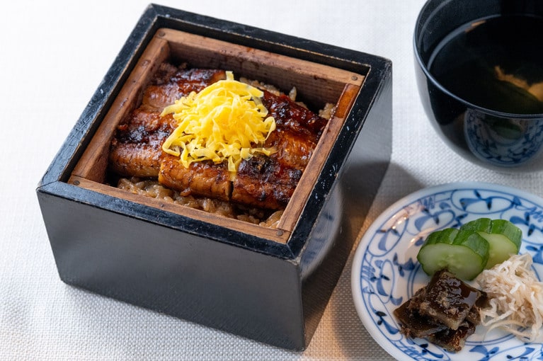 鰻のせいろ蒸し（会席コースのご飯）。香の物と肝吸い付き。