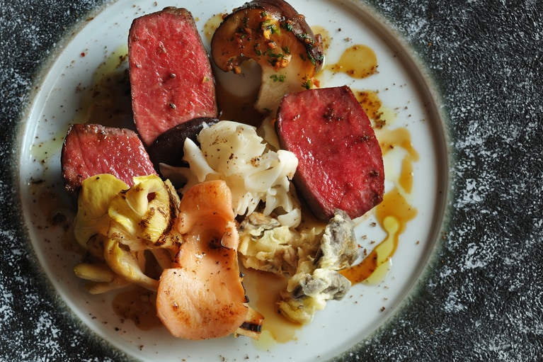 メイン料理は「鹿肉のアロースト　きのこのデグリナツィオーネ」。鹿肉は焼く前に舞茸の酵素に漬け込まれることで、しっとりとやわらかい食感になっている。