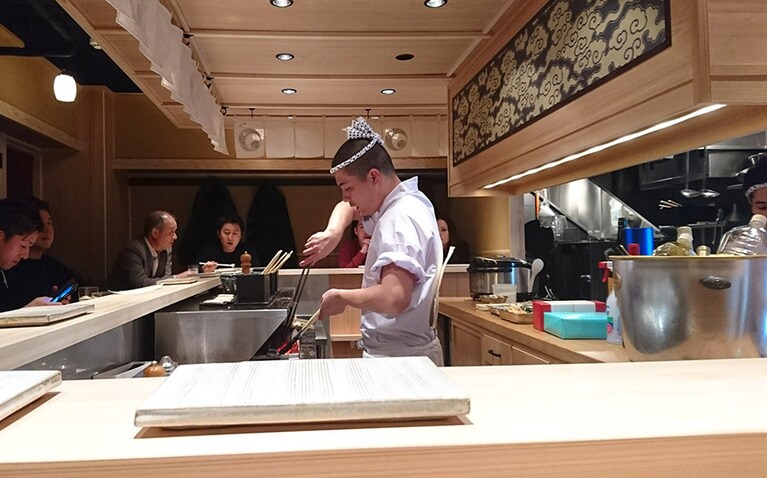 全15席。店主がすべての客に目配りできるちょうどいい大きさ。