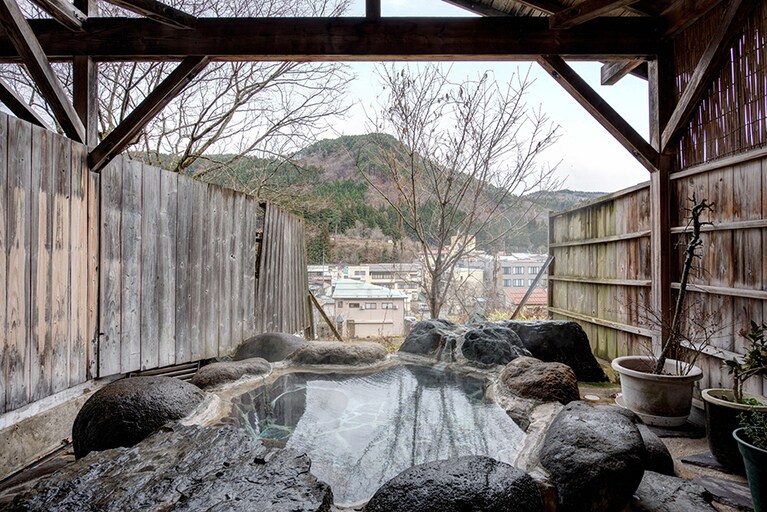 小野川温泉 宝寿の湯［山形／小野川温泉］露天風呂。