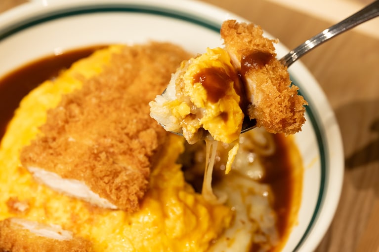 ふんわり卵とジューシィーなチキンカツ、濃厚デミグラスソースとチーズのコンビネーションにうっトリ！