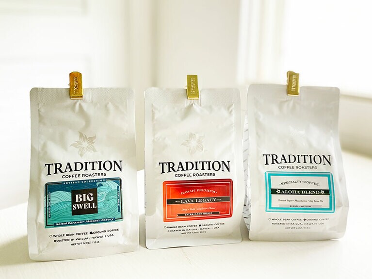 左から：ライトロースト（9ドル）、ダークロースト（9ドル）、アロハブレンド（15ドル）。